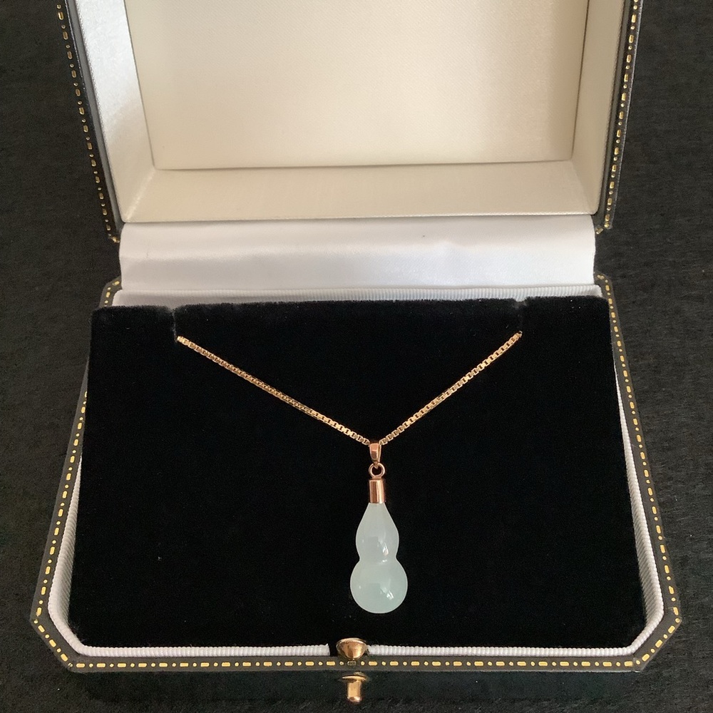 NEW 14KT yellow gold natural light green jade pendant. - Picture 2 of 5